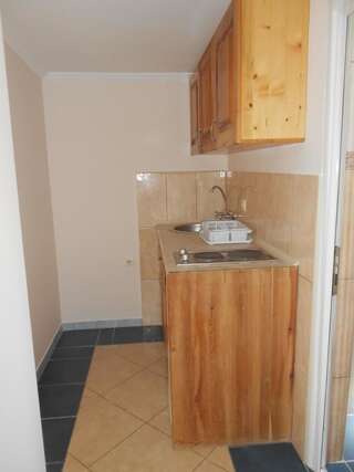 Апартаменты Apartments Pekic Сутоморе Стандартный трехместный номер-студио-2