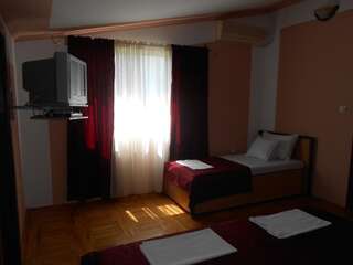 Апартаменты Apartments Pekic Сутоморе Стандартный трехместный номер-студио-5